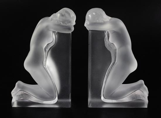 Reverie Serre-Livres/Reverie. A pair of bookends by Lalique Height 21.5cm.